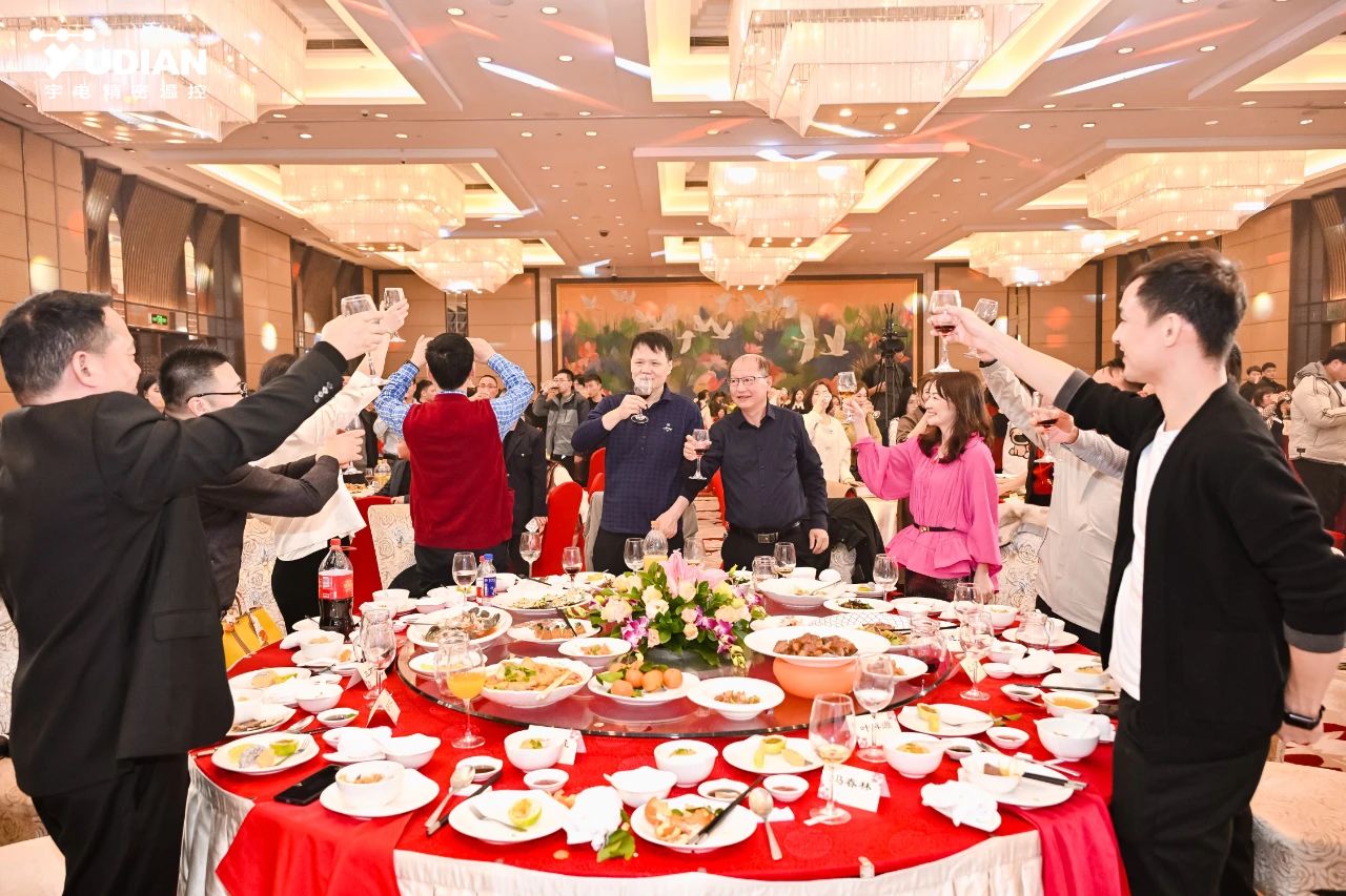 舉杯1.jpg 舉杯1.jpg